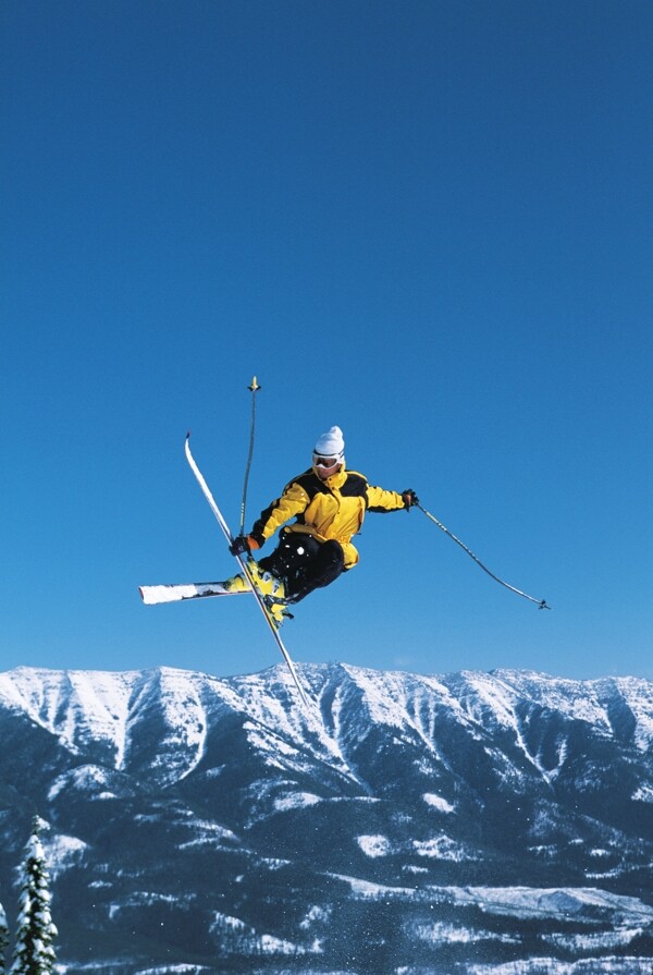 腾空飞跃的滑雪运动员高清图片