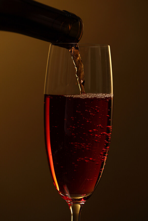 酒瓶与红色葡萄酒图片