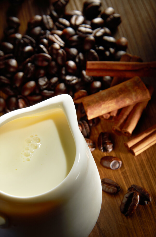 牛奶与咖啡豆高清摄影图片