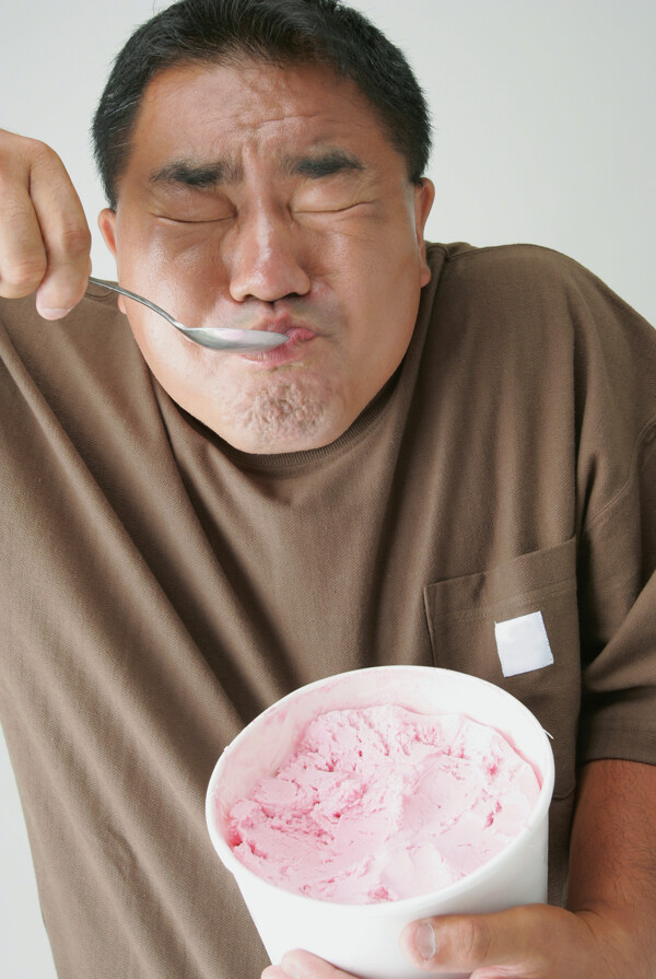 享受美味冰淇淋的男人图片