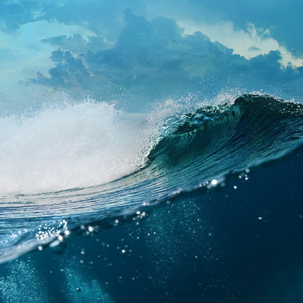 海面巨浪浪花图片