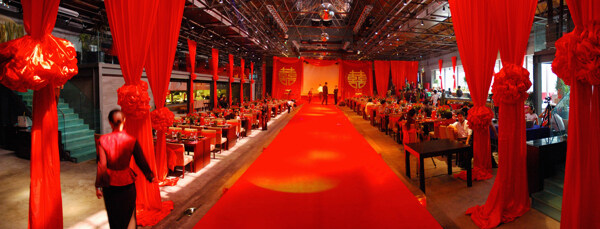 挂着大红绸的中式婚宴现场图片