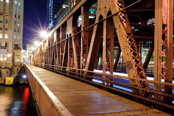 钢铁大桥侧面夜景