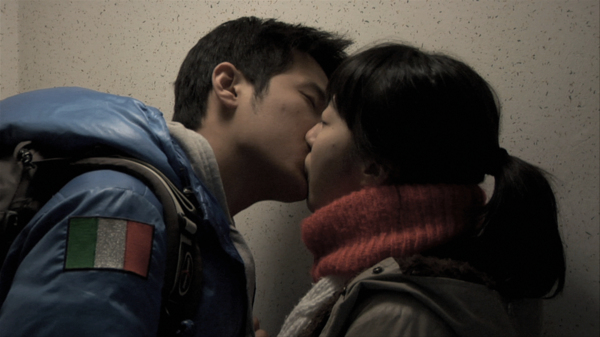 生活中的演戏中的情侣韩国街拍情侣接吻热恋图片