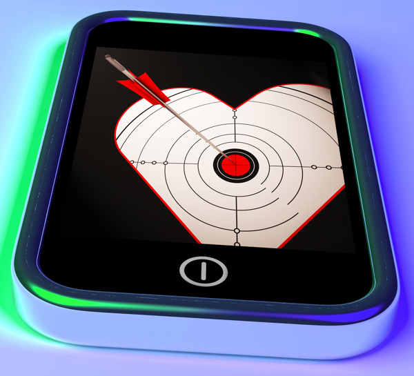 在智能手机的显示爱射击目标的心