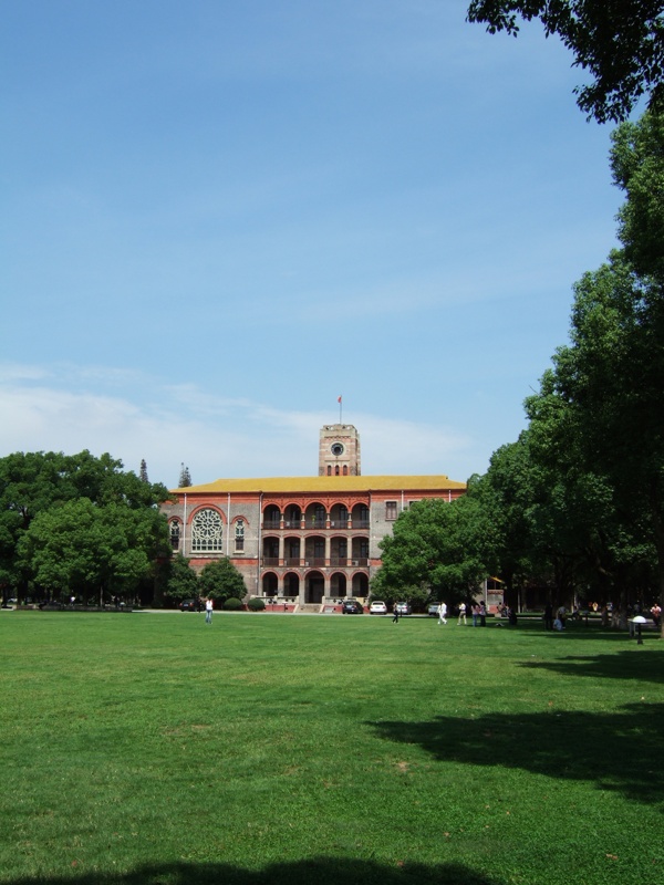 苏州大学的钟楼图片