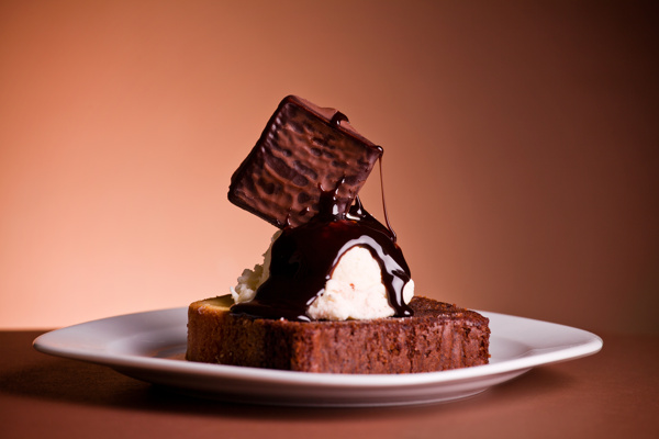 餐盘里的巧克力蛋糕图片