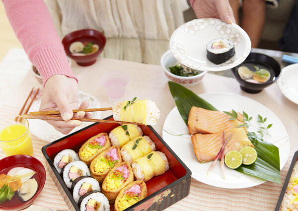 吃寿司图片