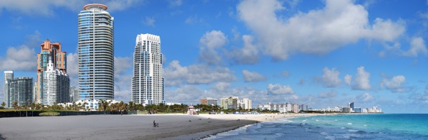 高楼大厦蓝天白云海滩海面树木度假圣地图片