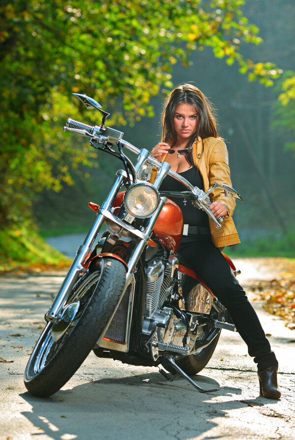 骑摩托的美女图片