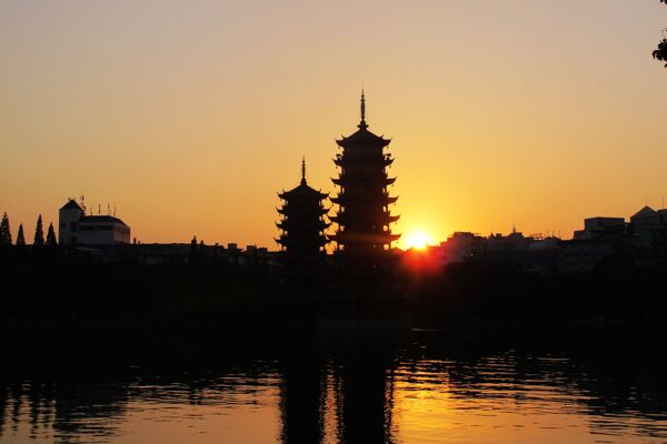 桂林风光夕阳双塔图片