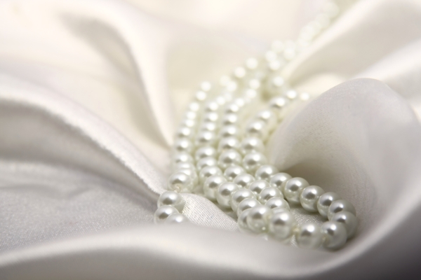 白色丝绸散落珍珠