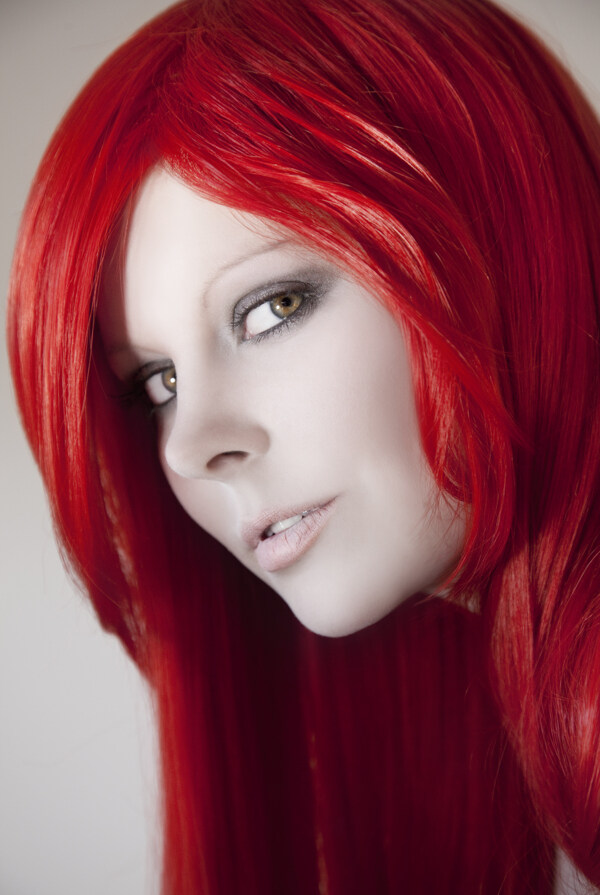 红色头发的美女图片