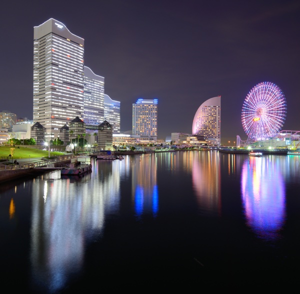 夜晚的海边城市