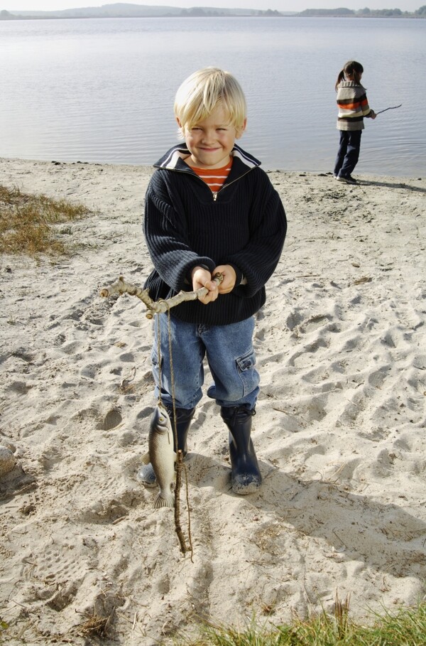 钓鱼的小男孩图片