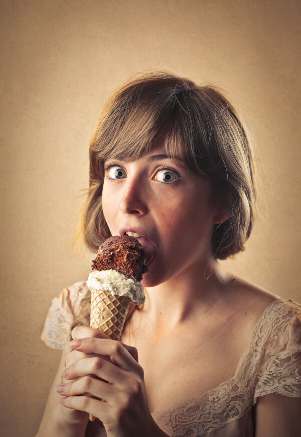 美女搞怪吃冰淇淋图片