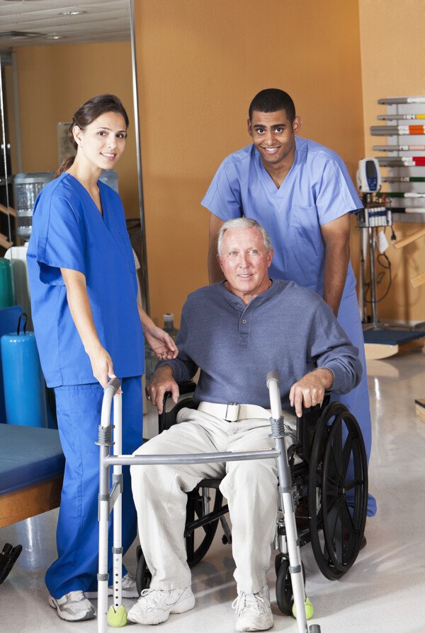 轮椅上的病人与医生图片
