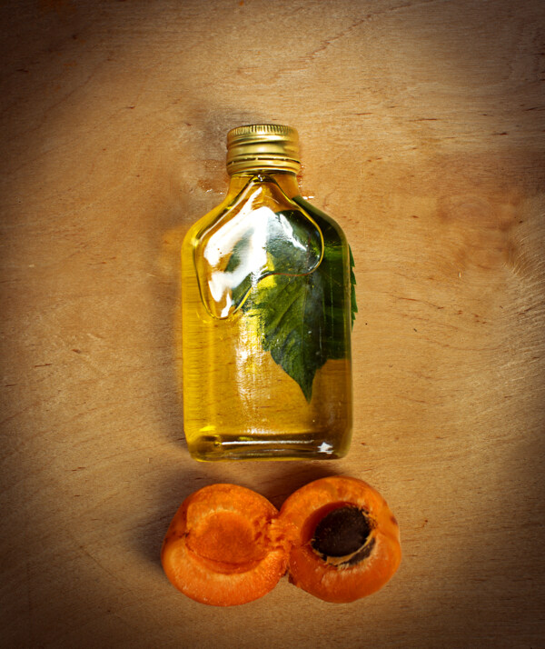 一瓶精油与杏图片