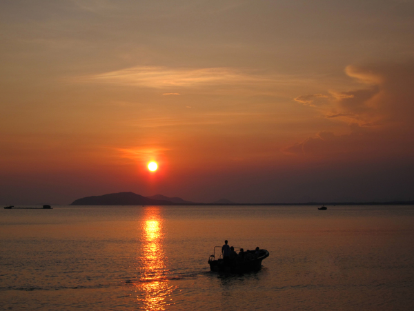 海上夕阳实际像素下不清晰图片