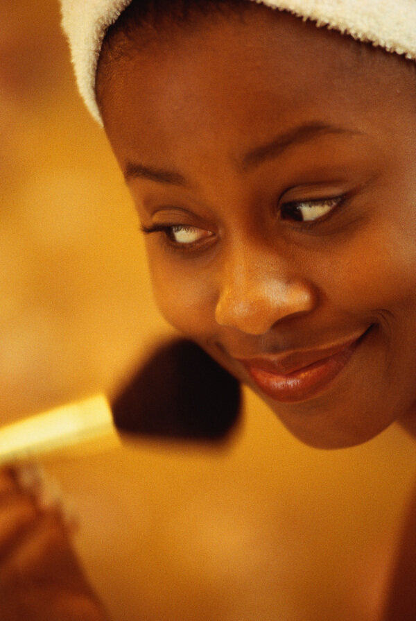 拿着化妆刷化妆的非洲美女图片