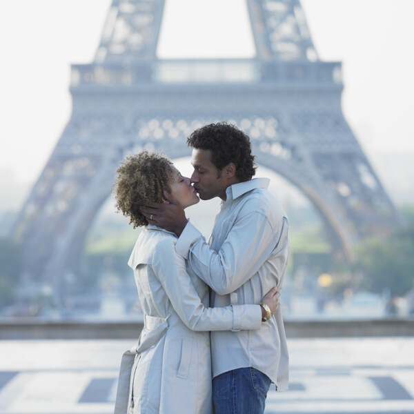 埃菲尔铁塔前接吻的情侣图片