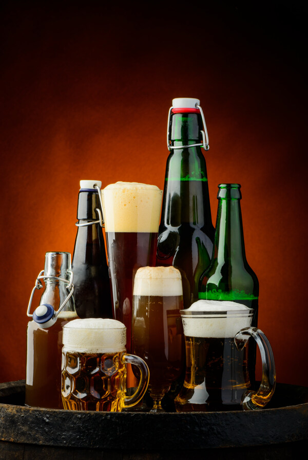 各种啤酒杯和啤酒瓶图片