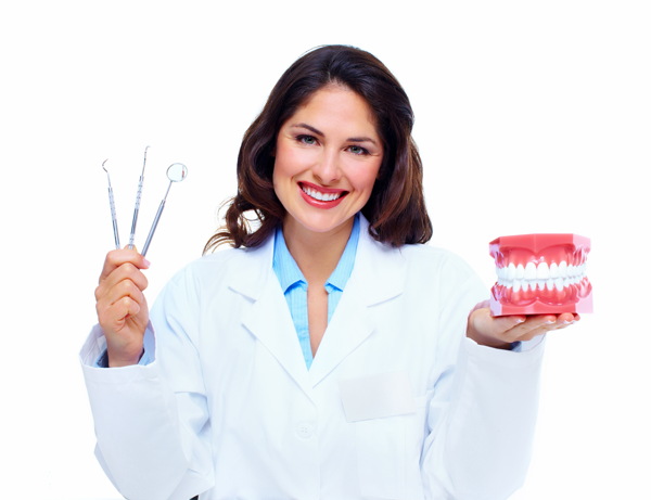 捧着牙齿模型的牙科医生图片