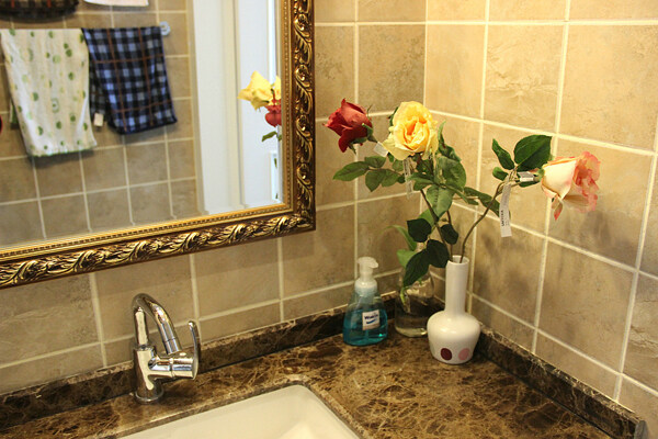 现代卫生间褐色花纹洗手台室内装修效果图