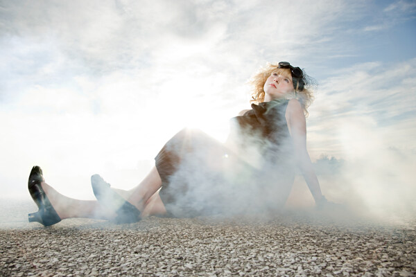 烟雾中躺在地上的时尚女孩图片