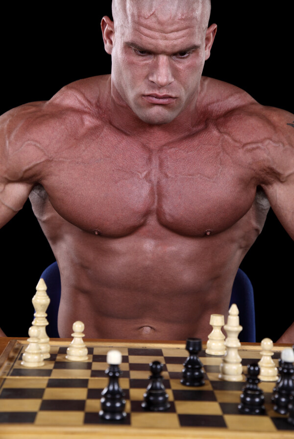 下国际象棋的肌肉男图片