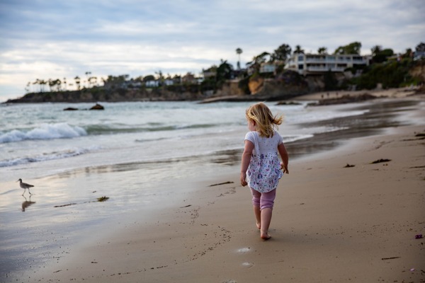 沙滩散步小女孩图片
