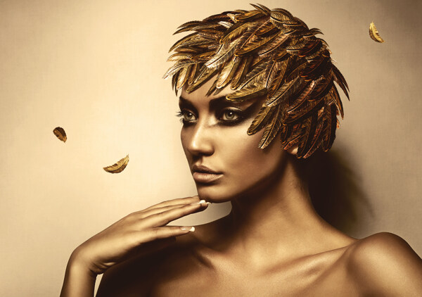 头戴金色羽毛的女人图片