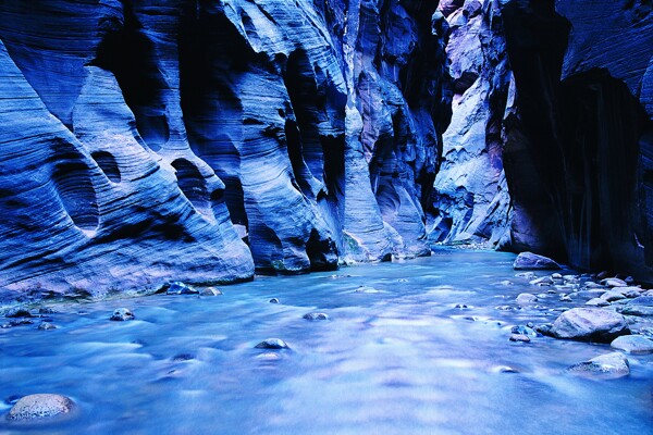 峡谷水流图片