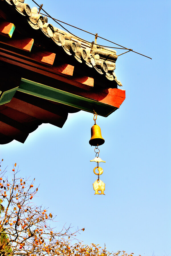 庙宇檐角上的风铃图片