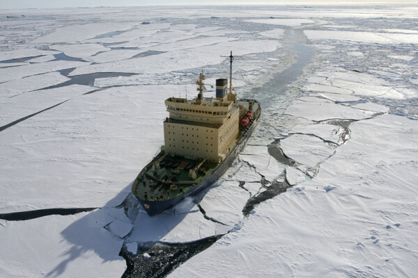 在冰面上行驶的轮船图片