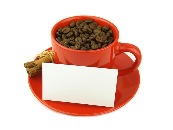 红色咖啡杯与咖啡豆图片