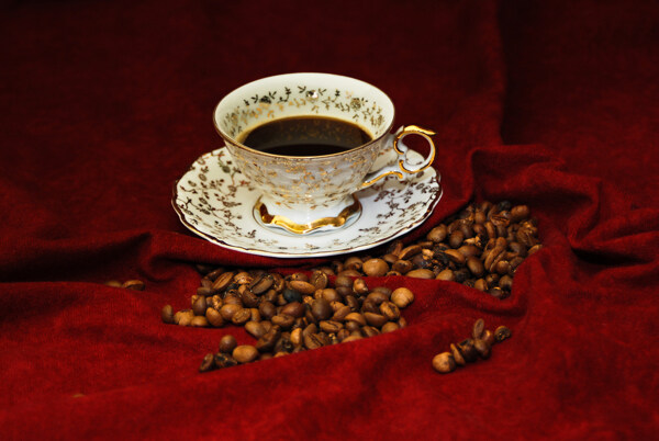 珍贵陶瓷里的咖啡与咖啡豆图片