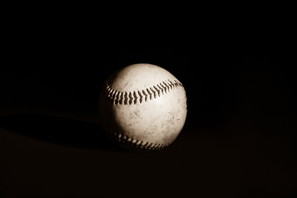 黑夜中的棒球图片