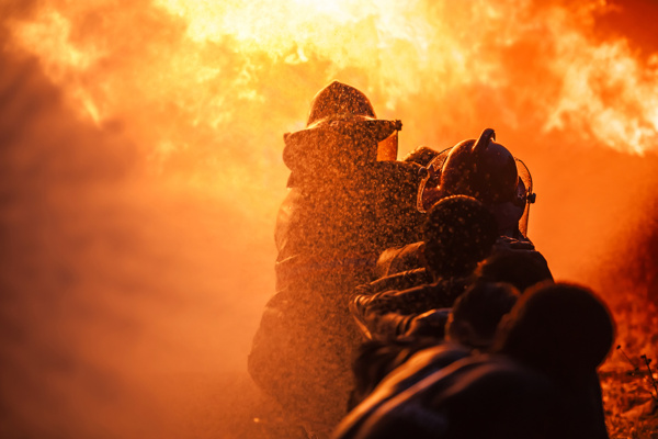 灭火的消防队员图片