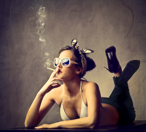 抽烟的性感女人图片