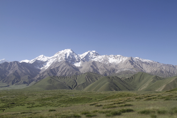 蓝天雪山草原图片