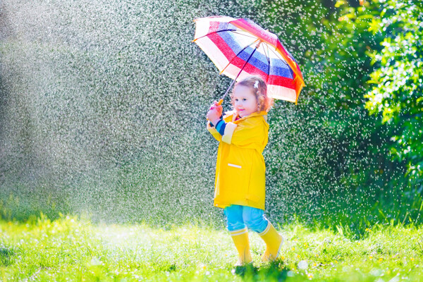 在雨中打伞的小女孩图片
