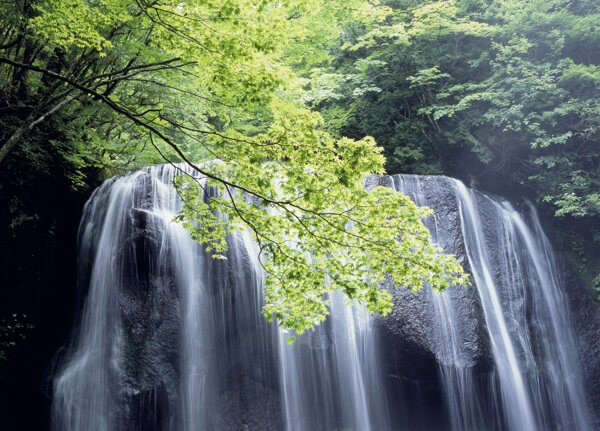 青山绿水瀑布景色图片