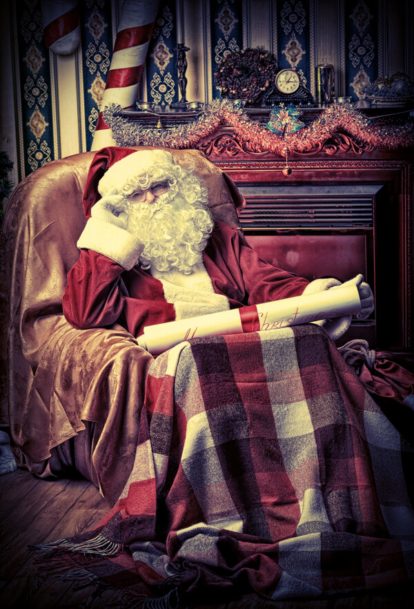 坐在沙发上的圣诞老人图片