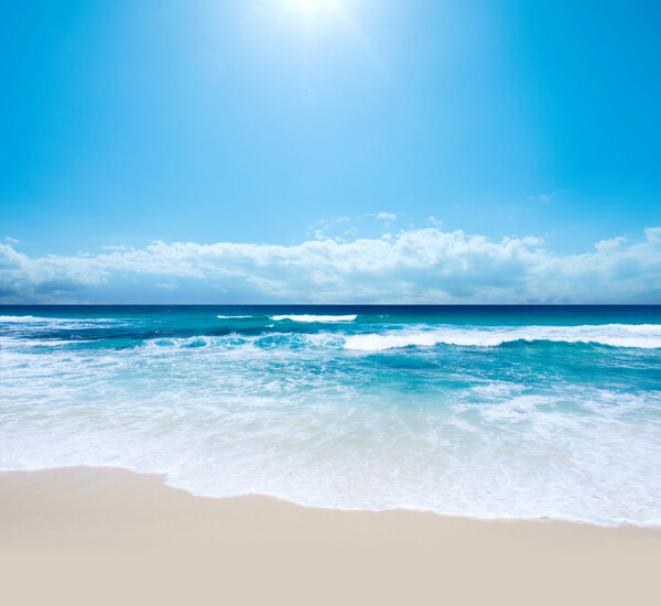 美丽的蓝色海边风景图片