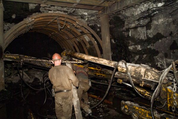 矿井里面工作的矿工图片