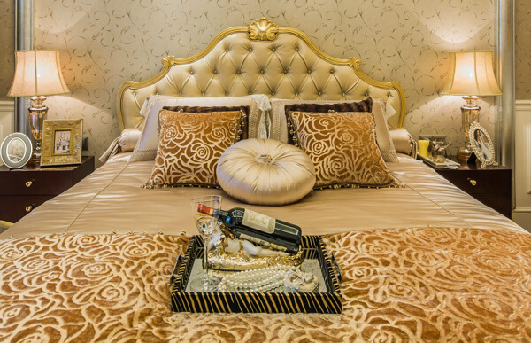 欧式奢华富贵卧室金色床头室内装修效果图