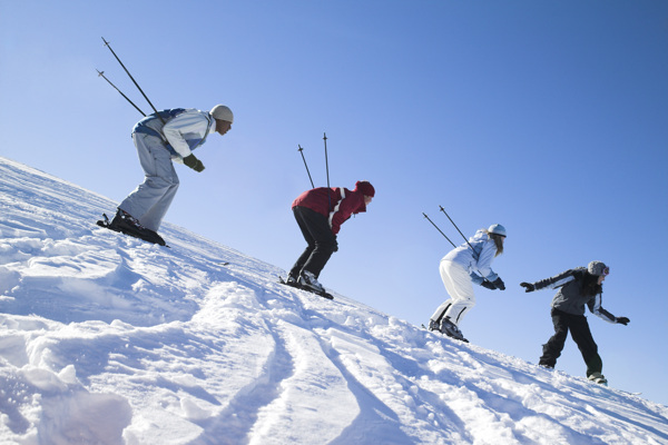 雪地里滑雪的国外人物图片