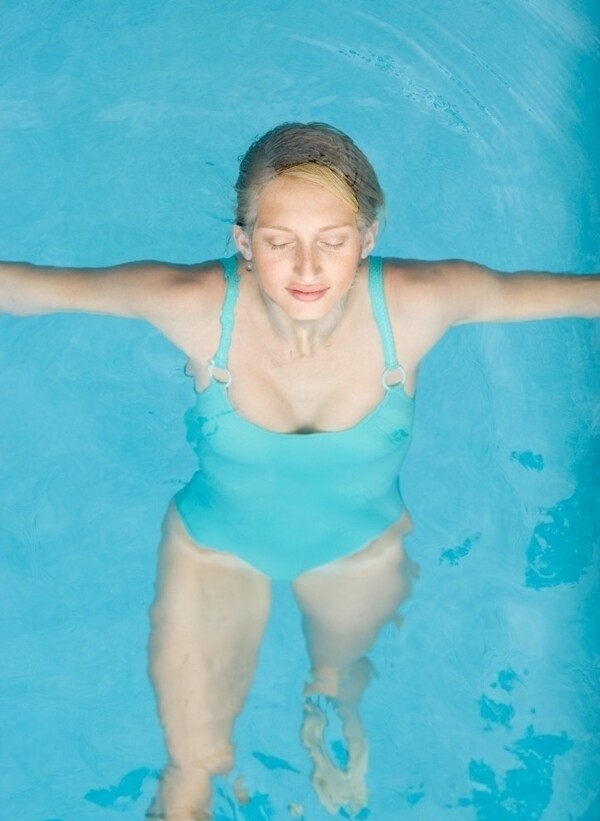 女人游泳图片