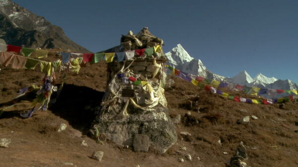 随着佛教经幡在喜马拉雅山的股票视频纪念碑